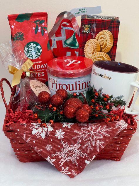 Holiday Treat Box Ideas, Diy Christmas In A Jar, Parcel Natal, Christmas Favors Diy, Ide Hampers, Hampers Natal, Liquor Gift Baskets, Xmas Hampers, Christmas Gift Themes