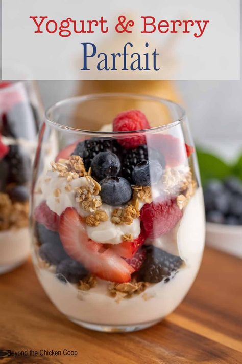 Greek Yogurt Parfait Recipes, Berry Yogurt Parfait, Breakfast Parfait Recipes, Yogurt Berries, Yogurt Parfait Recipe, Fruit And Yogurt Parfait, Make Greek Yogurt, Greek Yogurt Parfait, Yogurt Parfaits