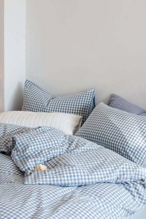 Transform your dorm room or cottage into a serene escape with this stunning gingham bedding set! With its cozy cotton material and eye-catching design, it's the perfect addition to your 2024 trending style. Don't miss out on the opportunity to make your space unforgettable - Grab 20% off your first order! Light Blue Gingham Bedding, Blue Checkered Bedding, Blue Gingham Bedding, Bed Color Combinations, Blue Duvet Bedroom Ideas, Gingham Bedding Aesthetic, Baby Blue Room Ideas, Cute Blue Bedroom, Gender Neutral Bedroom For Couples