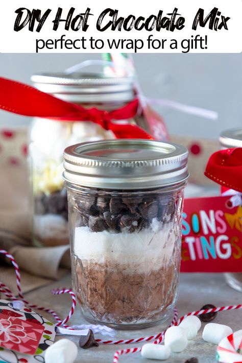 This hot chocolate recipe in a jar is a beautiful gift to give this holiday season! This is the perfect homemade gift for the chocolate lover in your life, and a really thoughtful way to show you care! Quick and affordable and makes the best hot chocolate! #masonjarhotchocolate #hotchocolaterecipe #diyhotchocolate Diy Hot Chocolate Mix, Hot Chocolate In A Jar, Hot Cocoa Mix Recipe, Chocolate Jar, Holiday Hot Chocolate, Mix In A Jar, Homemade Hot Chocolate Mix, Hot Cocoa Gift, Diy Hot Chocolate