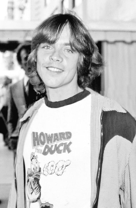 Am I the only one who saw Marks hair first and not his shirt? Probably, that hair is FLUFFLY Mark Hamill Luke Skywalker, Howard The Duck, Star Wars Cast, Star Wars Luke Skywalker, Star Wars Luke, Mark Hamill, Star Wars Fan Art, Star Wars Pictures, Carrie Fisher