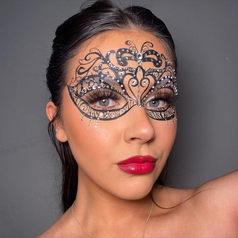 @georgiesbeautystation on Instagram: “Masquerade 🖤 This look took me ages!! @toofacedlovestheuk born this way foundation / concealer chai & shortbread @toofacedlovestheuk…” Mascarade Mask Makeup, Masquerade Makeup Ideas With Mask, Masquerade Face Paint, Mascara Baile, Masquerade Makeup Ideas, Mascarade Makeup, Chai Shortbread, Masquerade Mask Makeup, Carnaval Makeup