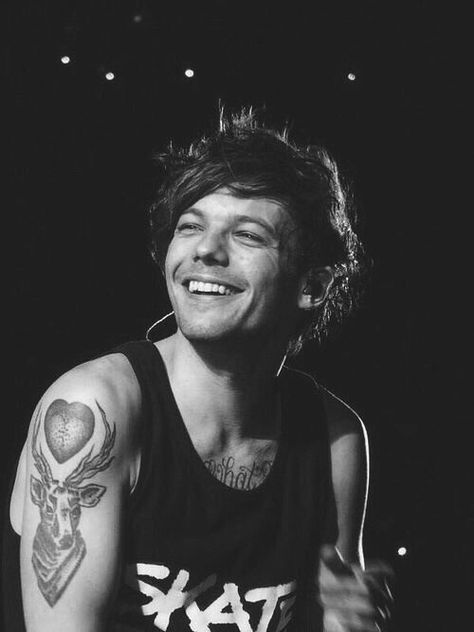 Louis Tomlinson Black And White, Juicy Peach, Louis Tomlinson, Internet, Energy, Black And White, Tumblr, Memes, White