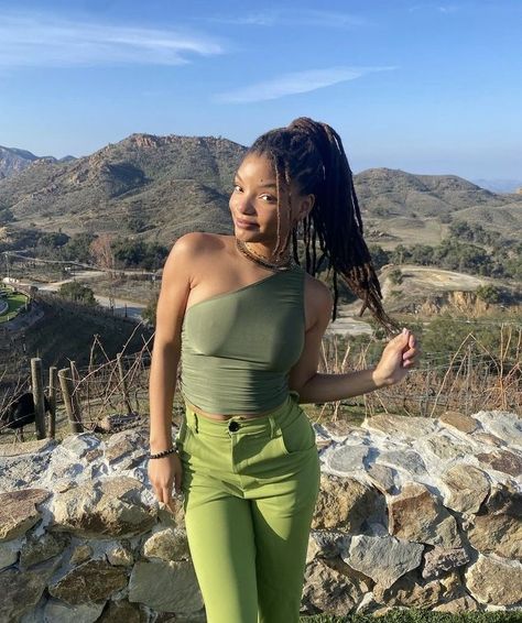 Halle Bailey Style, Ryan Destiny, Chloe X Halle, Shirt Hacks, Halle Bailey, Celebrity Street Style, One Shoulder Tops, Street Style Looks, Halle