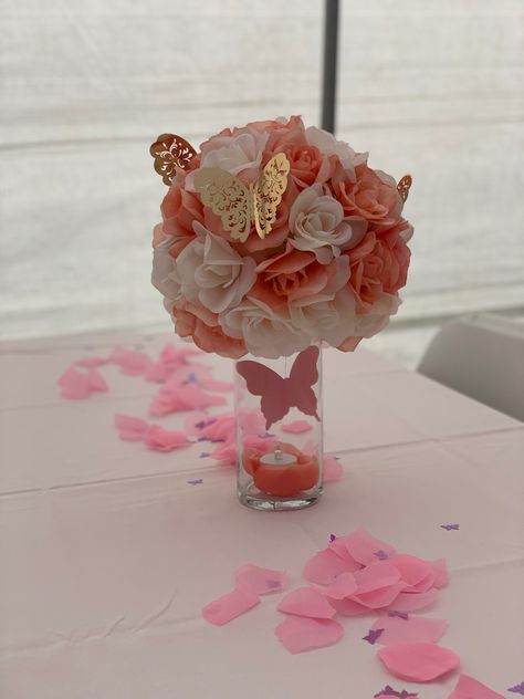 Rose Gold Centerpiece Quinceanera Butterfly, Butterfly Flower Centerpiece Ideas, Butterfly Centerpiece Ideas 1st Birthday, Quince Center Piece Ideas Butterfly, Rose Gold Butterfly Centerpieces, Pink And Gold Butterfly Centerpieces, Butterfly Party Centerpieces Diy, Pink Butterfly Centerpieces, Butterfly Balloon Centerpiece