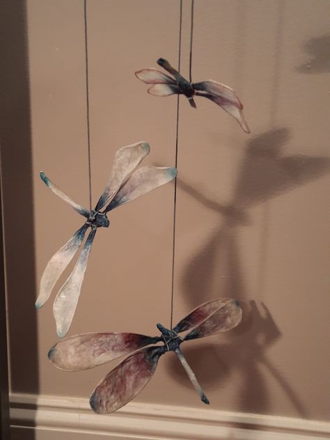 Paper Mache Garden Art, Dragonfly Room Decor, Paper Mache Dragonfly, Mobile Hanging Ideas, Paper Dragonfly Craft, Paper Mache Mobile, Cardboard Mobile, Dragonfly Aesthetic, Dragonfly Nursery