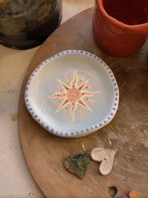 Sun And Moon Pottery Painting, Pottery Art Painting Inspiration, Small Plate Pottery Painting, Sun Pottery Painting, Pottery Designs Aesthetic, Glaze Designs Ceramics, Summer Pottery Ideas, Pottery Painting Green, Pottery Painting Ideas Ocean