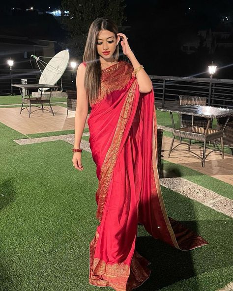 Red Pre-draped Saree For Eid Party, Back Neck Designs For Suits, Plain Red Saree Styling, Red Sari Aesthetic, Red Sari Simple, Indian Red Saree Aesthetic, Indian Bridesmaid Dresses, Indian Bride Outfits, Stylish Dpz