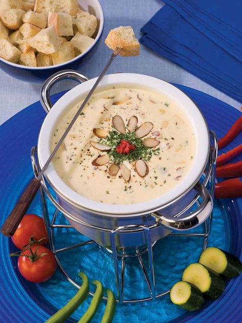 Cheese Fondue Recipes, Brie Fondue, Brie Cheese Recipes, Dip Recipes Appetizers, Fondue Party, Fondue Recipes, Chocolate Cheese, Brie Cheese, Appetizer Salads