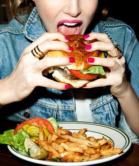 Two of our favourite things - nails and food! Via Refinery29 Food Photoshoot, Eating Fast, Restaurant Dishes, High Calorie Meals, Snacks Für Party, People Eating, How To Eat Less, Red Meat, Food Photo