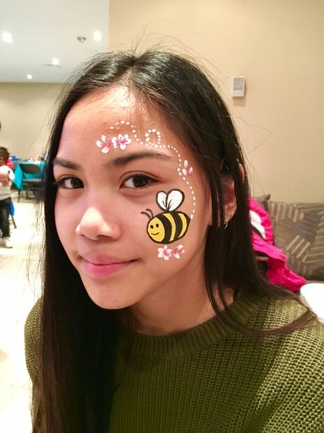 A Bumble Bee Face Painting design our face painter Niloo painted on a child at a recent kids party over this past weekend. Bumble Bee Face Paint, Bee Face Painting, Bee Face Paint, Kids Face Painting Easy, Easter Face Paint, Bee Face, Easy Face Painting Designs, Animal Face Paintings, Festival Face Paint