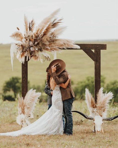 Boho Western Wedding Photo Backdrop, Autumn Western Wedding, Western Alter Wedding, Western Backyard Wedding Ideas, Backyard Wedding Western, Rustic Cowboy Wedding Decor, Western Wedding Altar, Dream Western Wedding, Forest Western Wedding