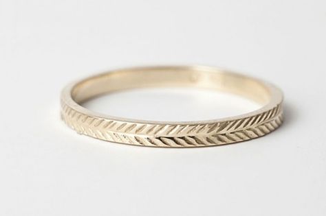 Love the wheat engraving pattern on this wedding band. Unconventional Wedding, Engagement Rings Affordable, Key Jewelry, Pattern Ring, Put A Ring On It, On The Side, Bling Bling, Ring Verlobung, Gold Ring