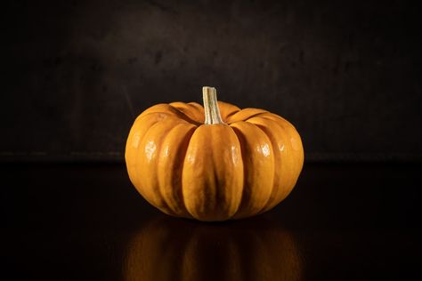 Tabletop studio setup with a real leather backdrop and a polished surface with subtle reflection.. Download this photo by Keenan Sultanik on Unsplash Types Of Squash, Crookneck Squash, Buttercup Squash, Pumpkin Vegetable, Squash Vegetable, Vegetable Pictures, Pumpkin Images, Pumpkin Pictures, Keto Pumpkin