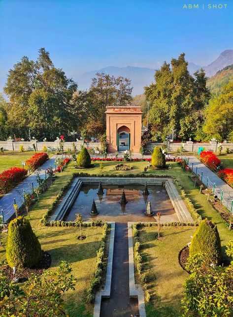 Mughal Garden Kashmir, Mughal Aesthetic, Kashmiri Culture, Mughal Garden, Hotel Landscape, Indian Garden, Flower Duvet Cover, India Architecture, Valley Of Flowers