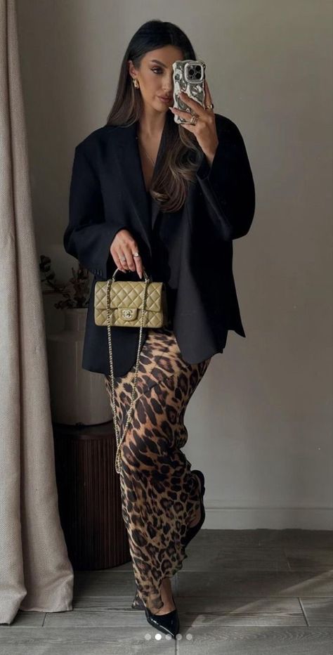 Night Out Classy Outfit, Fall Outfits Night, Leopard Skirts, Leopard Skirt Outfit Work, Leopard Clothes Aesthetic, Tailored Chic Style, Leopard Print Outfit Ideas, Luxury Style, Outfit Animal Print