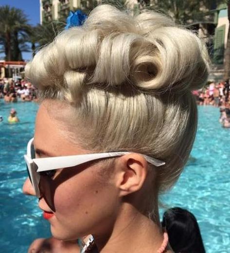 Vintage Updo, Hair Colorful, 50s Hairstyles, Rockabilly Hair, Curly Updo, Peinados Recogidos, Pin Curls, Pin Up Hair, Retro Hairstyles