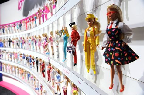 Time Magazine - 13 Most Influential Toys - Oct 2014 - 2. Barbie - Mattel claims a Barbie doll is sold every 3 seconds, which would make the billion-dollar brand the world’s most popular doll w/ > 150 careers i.e.  doctor, scientist & lawyer—since her debut in 1959. “Barbie was the 1st adult version doll that asked girls, ‘What do I want to be when I grow up?’ besides a mom,” says Walsh. Barbie’s 1st African-American friend debuted in 1968, & the 1st African-American "Barbie" debuted in 1980. Barbie Poses, Barbie Display, Doll Museum, Barbie Halloween, Barbie Room, Prințese Disney, Christie Brinkley, Kathy Ireland