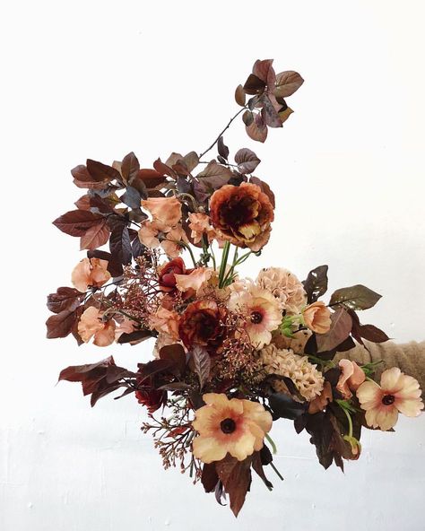 Sangjit Decoration, Burgundy Bridal Bouquet, Peach Wedding Decorations, Bridal Shop Ideas, Flower Backdrop Wedding, Neutral Wedding Flowers, Rustic Wedding Backdrops, Luxury Flower Bouquets, Wedding Reception Backdrop