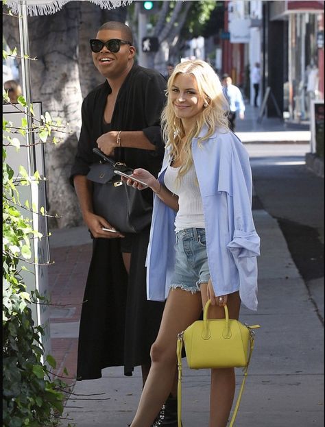 OBSESSED with Morgan Stewart's yellow handbag!!! #WantItNow Yellow Bag Outfit Street Styles, Yellow Handbag Outfit, Yellow Sandals Outfit, Yellow Bag Outfit, Girly Items, Clutch Outfit, Morgan Stewart, Yellow Purse, Purse Outfit