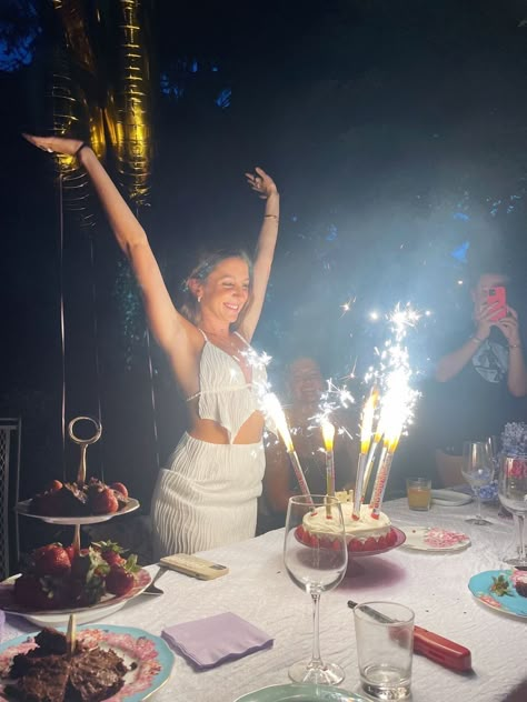 Emma Leger Birthday, Birthday Party Aesthetic Outfit, 18th Backyard Party, Flowers Bday Party, Birthday Party Aesthetics, 18th Birthday Yacht Party, Summer Night Birthday Party, Beach Birthday Dinner Outfit, Aesthetic Birthday Dinner Table