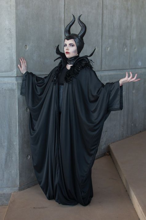 Breanna Cooke as Maleficent | Photo by Alan Tijerina Maleficent Costume Diy, Maleficent Costume Kids, Maleficent Halloween Costume, Maleficent Cosplay, Slinky Black Dress, Fashion Costume Halloween, Grey Eyeshadow, Maleficent Costume, Famous Moms