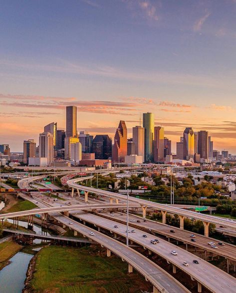 Visit Houston on Instagram: “All roads lead to Houston 🌃 📸 @bryanmalloch #ExploreHou” Downtown Houston Texas, Houston Texas Skyline, Downtown Pictures, Visit Houston, Houston Skyline, Philadelphia Skyline, Houston City, City Sky, Downtown Houston