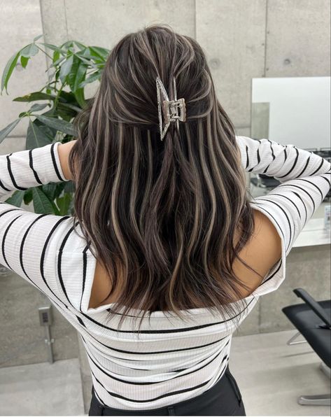 Hair Strips Color Highlights, Short Hair Color Highlights, Trendy Balayage, Hair Stripping, Haircut Inspo, Black Hair Balayage, Hair 2022, Brown Hair Inspo, Black Hair With Highlights