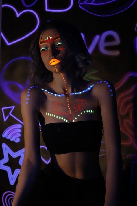 50 Easy & Creative Festival Makeup Ideas in 2023 Glow Paint Makeup Ideas, Glow Party Makeup Ideas, Neon Party Ideas Ropa, Uv Party Outfit, Glow In The Dark Party Outfit, Glow Party Makeup, Uv Makeup Ideas, Neon Party Ideas Outfit, Neon Party Makeup Ideas