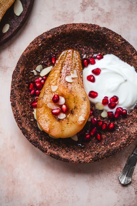 Maple roasted pears (simple, healthy and delicious dessert) Roast Pears Dessert, Roasted Pears Recipes, Roasted Pears, Wine Poached Pears, Pear Dessert, Roasted Pear, Pear Recipes, Beautiful Food Photography, Creamy Desserts