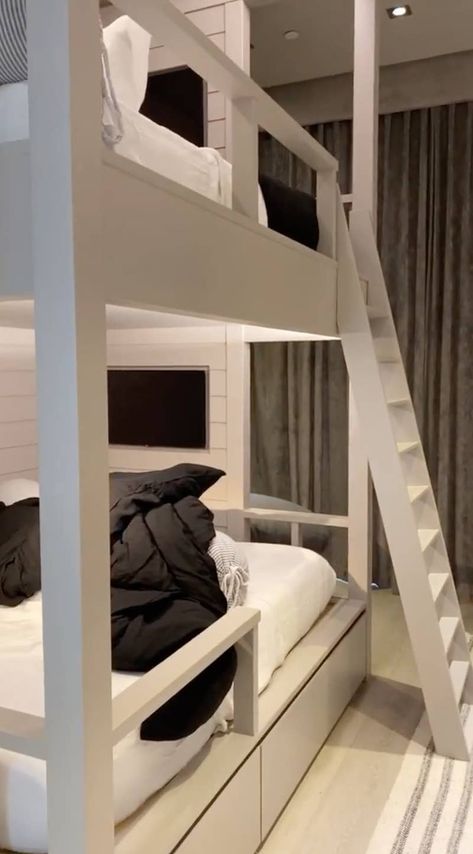 Here's A Brief Tour Of Kylie Jenner's Extremely Bougie Bunk Room Bunk Bed Decor, Kris Jenner House, Bedroom Adult, Bunk Bed Rooms, Adult Bunk Beds, Wohne Im Tiny House, Bed Nook, Jenner House, Bunk Beds Built In