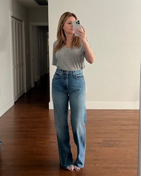 T-shirt + Jeans Everyday Outfit Silver Strappy Sandals, High Waisted Wide Leg Jeans, Jeans And T Shirt Outfit, Movies Outfit, Simple Chic, T Shirt And Jeans, Wearing Clothes, Linen Women, Girls Night Out