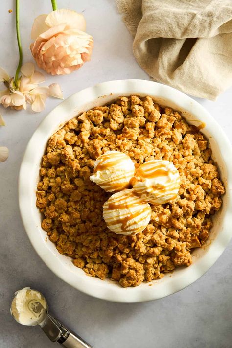 Apple Crisp Apple Crisp Half Baked Harvest, The Best Apple Crisp, Apples With Cinnamon, Best Apple Crisp Recipe, Fancy Foods, Best Apple Crisp, Food Dolls, Apple Dishes, Apple Streusel