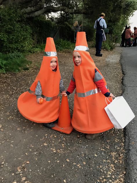 Traffic cone costumes DIY Halloween Costumes For 3 Kids, Traffic Cone Costume, Sibling Halloween Costumes, Easy College Halloween Costumes, Best Group Halloween Costumes, Kostum Halloween, Bff Halloween Costumes, Best Friend Halloween Costumes, Halloween Costumes For 3