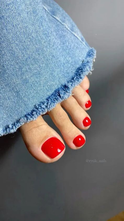 Embracing the Summer Vibe with Chic Toe Nail Styles 75 Ideas Bright Red Toe Nails, Red Nails Pedicure, Red Nails Toes, Pedicure Ideas Red, Red Toes Pedicure, Short Toe Nails, Foot Nails Design, Red Toe Nails, Toe Nail Colors