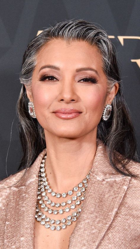 13 Naturally Gray-Haired Celebrities That Serve the Ultimate Silvery Inspo French Women Grey Hair, Jenna Lyons Grey Hair, Makeup Looks For Grey Hair, Celebrities With Grey Hair, Gray Hair Transformation, Beautiful Grey Hair, Eyebrows For Gray Hair, Grey Hair In 30s, How To Go Gray Gracefully