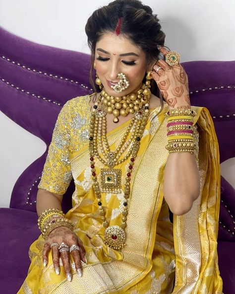 Indian Bride Makeup, Saree Hairstyles, Indian Bridal Jewelry, Saree Wearing, Saree Wearing Styles, Trendy Outfits Indian, Couple Wedding Dress, Indian Bridal Photos, Wedding Saree Blouse Designs