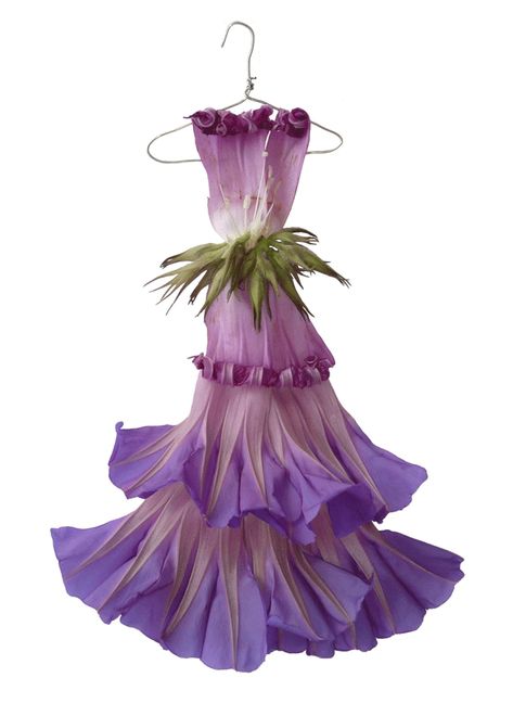 Fashion Designer Creates Horticouture Dresses from Flower Petals and Leaves Flower Petal Dress, Flower Petal Art, Fairy Clothes, Fairy Fashion, Flower Fairies, Deco Floral, Fairy Costume, Floral Fashion, Fairy Dress