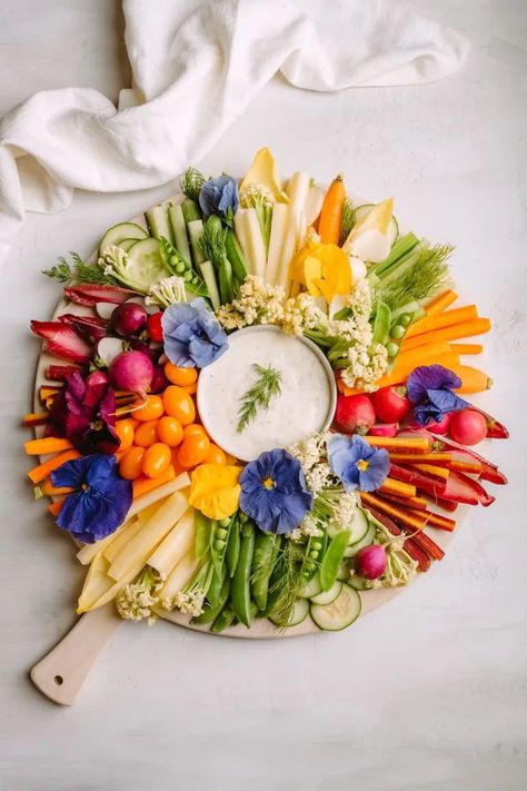 Ideas Para La Cena, Crudite Platter, Rainbow Carrots, Spring Dinner, Charcuterie Inspiration, Spring Brunch, Party Food Platters, Charcuterie Recipes, Veggie Tray