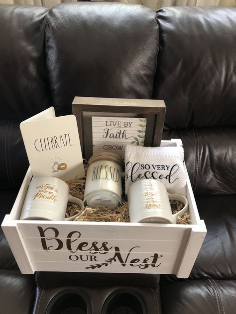 Bible Gift Basket Ideas, Pastor Gift Basket Ideas, Christian Gift Basket Ideas, Christian Basket, Christian Gift Baskets, Christian Gifts Diy, Christian Housewarming Gift, Homemade Gift Baskets, Secret Sister Gifts