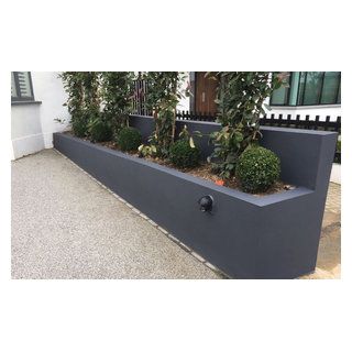 Grey rendered raised bed in Wimbledon - Contemporary - Garden - Surrey - by Ayegardening Ltd | Houzz UK Garden Walls, Patio Steps, Side Garden, Grey Gardens, Contemporary Garden, Raised Bed, Bed Wall, Bedding Plants, Back Garden