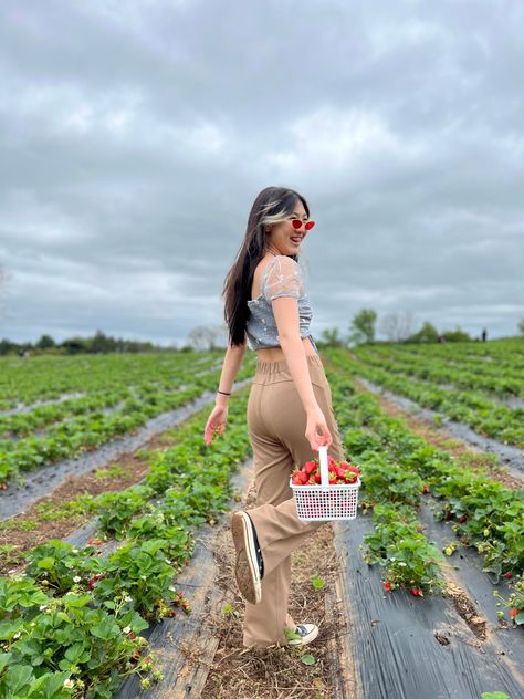 Strawberry Feild Pic, Farm Poses Picture Ideas, Fruit Picking Outfit Summer, Picking Strawberries Aesthetic, Strawberry Picking Outfit Aesthetic, Strawberry Picking Photoshoot, Berry Picking Photoshoot, Strawberry Patch Photoshoot, Strawberry Field Photoshoot