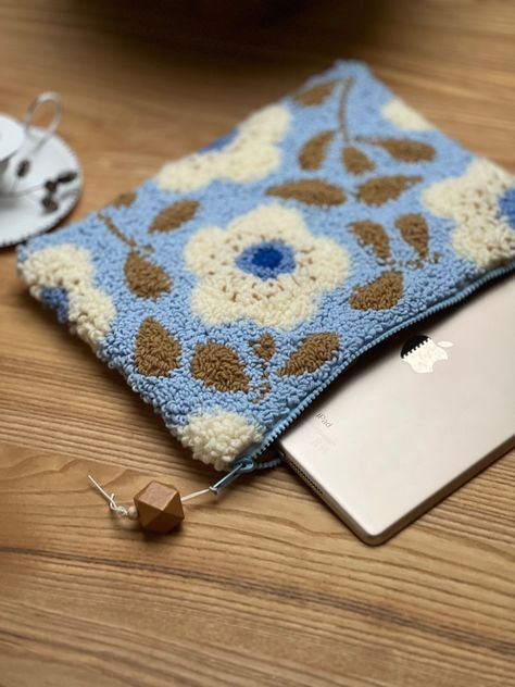 Punch Needle Laptop Case, Punch Needle Bag Patterns, Punch Needle Pouch, Punch Needle Crafts, Needle Punch Ideas, Tufting Bag, Tufted Bag, Punch Needle Bag, Punch Bag