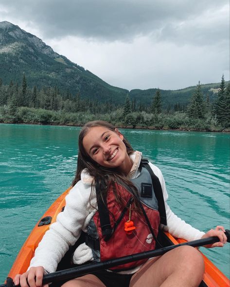 #kayaking #mountains #lake #summer #vsco #ouest #canada Cute Kayaking Pictures, Kayaking Instagram Pictures, Kayak Photo Ideas, Kayak Photoshoot Ideas, Kayaking Date, Kayaking Poses, Kayak Instagram Pictures, Kayak Poses Photo Ideas, What To Wear Kayaking Outfit