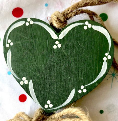 Heart Shaped Christmas Ornaments, Painted Heart Ornaments, Painted Wood Hearts, Painted Hearts On Wood, Wooden Heart Painting Ideas, Painted Wooden Hearts, Christmas Hangers, Valentine Rocks, Folk Art Heart