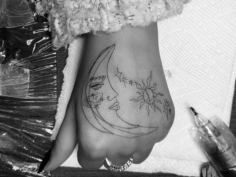 Sun And Moon Hand Tattoos For Women, Moon Tattoo On Hand, Ariana Tattoos, Moon Hand Tattoo, Ariana Grande Tattoos, Ariana Grande Tattoo, Tattoo Trend, Friendship Tattoos, Geniale Tattoos