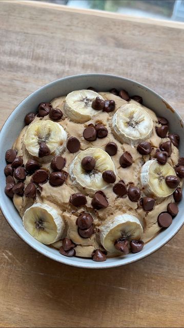 Emma Petersen 🥕 on Instagram: "BANANA BREAD BAKED OATS 💫 ⠀⠀⠀⠀⠀⠀⠀ I could easily pass this off as a single serving choc chip banana bread, cos it honestly tastes like cake in a bowl 😭 so. damn. good. !!! Also - the peanut butter centre is a non negotiable, sorry ⠀⠀⠀⠀⠀⠀⠀ ▫️ 50g instant oats - @myprotein ▫️ 30g salted caramel soy protein - @myprotein ▫️ 180ml milk (use less if you use whey protein) ▫️ 1 tsp baking powder ▫️ most of a banana, mashed (save some coins for decoration) ⠀⠀⠀⠀⠀⠀⠀ ▫️ Banana coins ▫️ Natural PB - @myprotein ▫️ Dark chocolate chips ⠀⠀⠀⠀⠀⠀⠀⠀⠀⠀ 👩‍🍳 just bake in the oven (180 degrees) for 18-20 mins, top/fill as you please and you’re good to go! ENJOY BABES . . . . . . #bakedoats #highproteinbreakfast #veganprotein #veganbreakfast #bananabakedoats #bananarecipes #oatm Banana Bread Baked Oats, Choc Chip Banana Bread, Oatmeal Yogurt, Oat Bowls, Instant Oats, Banana Oats, High Protein Breakfast, Baked Oats, Just Bake