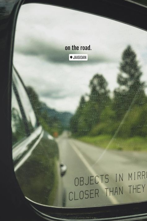 Road Trip | Ideas Instagram Story | Travel | Car Rear View Mirror Car Travel Photography, Road Trip Instagram Post Ideas, Car Story Instagram Ideas, Work Trip Captions, Car Trip Photo Ideas, Road Trip Photography Car, Instagram Trip Story Ideas, Road Trip Story Ideas, Travel Instagram Stories Ideas