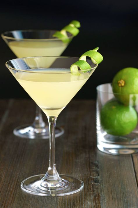 Easy Martini Recipes, Elderberry Liquor, Green Apple Martini Recipe, Easy Martini, Herb Notes, Craft Drinks, Martini Recipes Easy, Elderflower Martini, Elderflower Cocktail