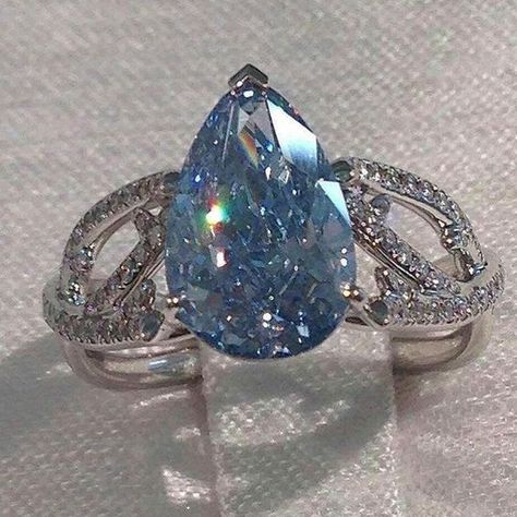 Blue Diamond Ring, Antique Engagement Rings, Ring Blue, Pretty Rings, Stunning Jewellery, Pretty Jewellery, Blue Diamond, Unique Rings, Colored Diamonds